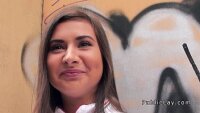امرأة سمراء عذراء تخلع ملابسها وتظهر لنا مؤخرتها وفرجها المثيرين للغاية